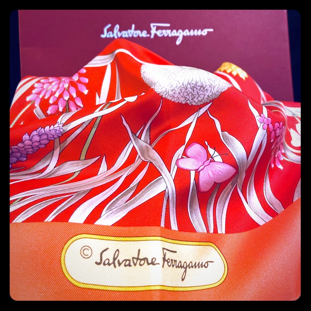 SALVATORE FERRAGAMO🇮🇹 100% Silk Women's Scarf 🌷
